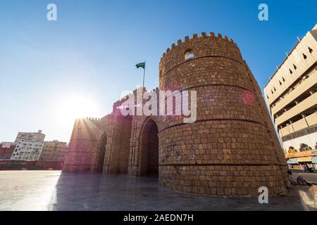 Außenansicht des gemauerte Makkah Gate oder Baab Makkah, ein altes Stadttor am Eingang der Altstadt (Al Balad) von Jeddah, Saudi Arabien Stockfoto