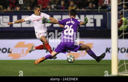 Spanien. 08 Dez, 2019. Campeonato de Liga de Primera División, Liga Santander. 08.12.2019. Pamplona. Estadio El Sadar. Osasuna-Sevilla. Partido de Futbol disputado esta noche en Osasuna y Sevilla y que ha finalizado con el resultado de 1-1. Chicharrito y Juan Perez Credit: CORDON PRESSE/Alamy leben Nachrichten Stockfoto