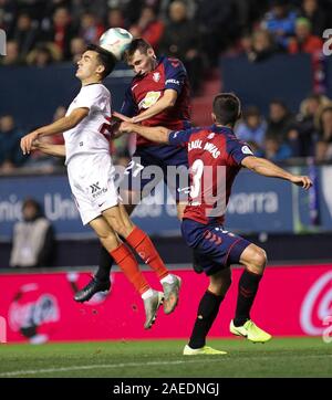 Spanien. 08 Dez, 2019. Campeonato de Liga de Primera DivisiÃ³n, Liga Santander. 08.12.2019. Pamplona. Estadio El Sadar. Osasuna-Sevilla. Partido de Futbol disputado esta noche en Osasuna y Sevilla y que ha finalizado con el resultado de 1-1. Moncayola y Raguillon Credit: CORDON PRESSE/Alamy leben Nachrichten Stockfoto