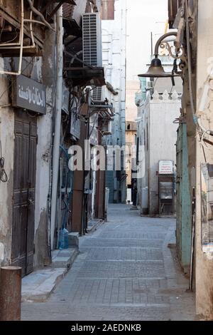 Blick auf eine schmale Straße am historischen Bezirk Al Balad in Jeddah, KSA, Saudi-Arabien Stockfoto