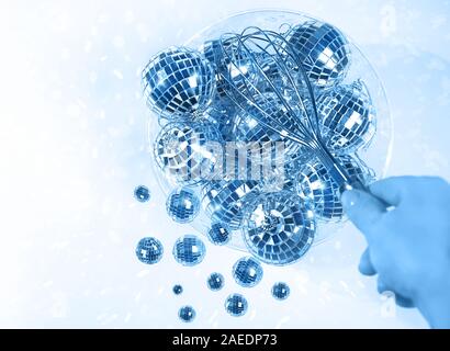 Blaue Farbe Inschrift 2020. Kreative Muster von Silber Disco Bälle für die Dekoration Party auf Pastell-blaue Farbverlauf Hintergrund. Winter Silvester Party urlaub Konzept. top Aussicht, flach. Stockfoto