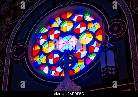 Ein rundes Glasfenster im Malbis Gedächtniskirche, 7. März 2016, in Daphne, Alabama ist. Die Griechisch-orthodoxe Kirche wurde 1965 erbaut. Stockfoto