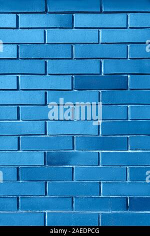 Blauer Hintergrund aus Ziegel wand Textur muster, Wallpaper Design vorlage. Classic blau Farbe ist die Farbe des Jahres 2020. Stockfoto