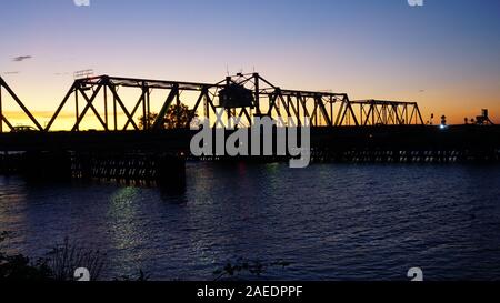 Alte Brücke auf Kalifornien Highway 4 (CA-4) in der Nähe von Discovery Bay in Kalifornien Delta. Historische truss Drehbrücke im Jahre 1915 erbaut. Stockfoto