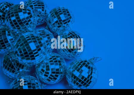 Blaue Farbe Inschrift 2020. Kreative Muster von Silber Disco Bälle für die Dekoration Party auf Pastell-blaue Farbverlauf Hintergrund. Winter Silvester Party urlaub Konzept. top Aussicht, flach. Stockfoto