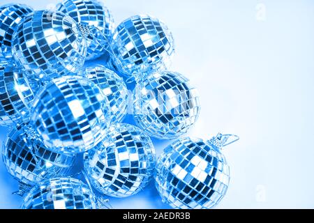 Blaue Farbe Inschrift 2020. Kreative Muster von Silber Disco Bälle für die Dekoration Party auf Pastell-blaue Farbverlauf Hintergrund. Winter Silvester Party urlaub Konzept. top Aussicht, flach. Stockfoto