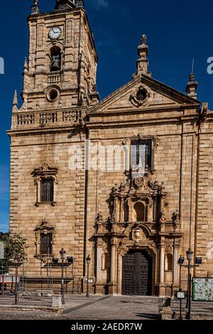 Close-up der wichtigsten Fassade der Kirche San Tomás Apostel in der Stadt Mora. Toledo Provinz. Gemeinschaft Castilla la Mancha Stockfoto