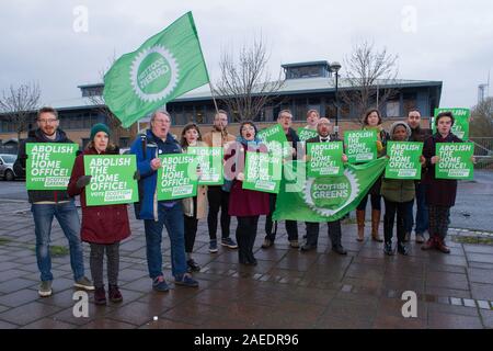 Glasgow, UK. 22. November 2019. Im Bild: Patrick Harvie MSP-Co-Leader der schottischen Grünen Kampagnen mit lokalen Kandidaten, Stadträte und Mitglieder der Partei für die Abschaffung der Home Office. Credit: Colin Fisher/Alamy Leben Nachrichten. Stockfoto