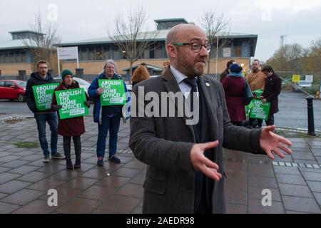 Glasgow, UK. 22. November 2019. Im Bild: Patrick Harvie MSP-Co-Leader der schottischen Grünen Kampagnen mit lokalen Kandidaten, Stadträte und Mitglieder der Partei für die Abschaffung der Home Office. Credit: Colin Fisher/Alamy Leben Nachrichten. Stockfoto