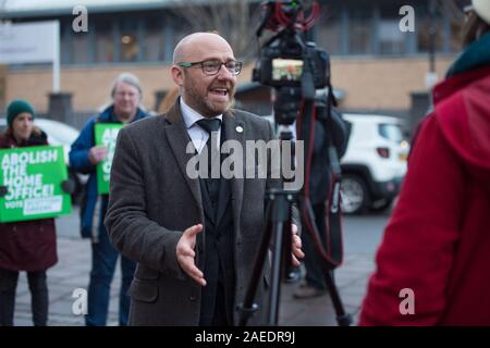 Glasgow, UK. 22. November 2019. Im Bild: Patrick Harvie MSP-Co-Leader der schottischen Grünen Kampagnen mit lokalen Kandidaten, Stadträte und Mitglieder der Partei für die Abschaffung der Home Office. Credit: Colin Fisher/Alamy Leben Nachrichten. Stockfoto