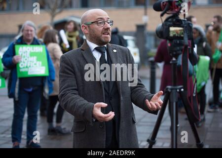 Glasgow, UK. 22. November 2019. Im Bild: Patrick Harvie MSP-Co-Leader der schottischen Grünen Kampagnen mit lokalen Kandidaten, Stadträte und Mitglieder der Partei für die Abschaffung der Home Office. Credit: Colin Fisher/Alamy Leben Nachrichten. Stockfoto