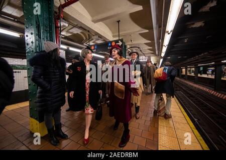 New York, USA. 8 Dez, 2019. Menschen die Plattform verlässt nach einer Fahrt in einem Oldtimer u-bahn Autos während des Urlaub Nostalgie Fahrgeschäfte in der New Yorker U-Bahn, den Vereinigten Staaten, 8. Dezember, 2019. Jeden Sonntag zwischen Thanksgiving und Neues Jahr, Vintage 1930 s R 1-9 Waggons regelmäßig in New York City U-Bahn Service auf bestimmten Strecken während der jährlichen Urlaub Nostalgie Fahrgeschäfte platziert werden würde, wobei die Passagiere zurück in alte Zeiten. Credit: Wang Ying/Xinhua/Alamy leben Nachrichten Stockfoto