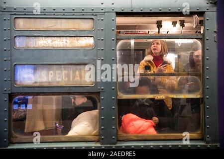 New York, USA. 8 Dez, 2019. Die Menschen nehmen eine Fahrt in einem Oldtimer u-bahn Auto während Urlaub Nostalgie Fahrgeschäfte in der New Yorker U-Bahn, den Vereinigten Staaten, 8. Dezember, 2019. Jeden Sonntag zwischen Thanksgiving und Neues Jahr, Vintage 1930 s R 1-9 Waggons regelmäßig in New York City U-Bahn Service auf bestimmten Strecken während der jährlichen Urlaub Nostalgie Fahrgeschäfte platziert werden würde, wobei die Passagiere zurück in alte Zeiten. Credit: Wang Ying/Xinhua/Alamy leben Nachrichten Stockfoto