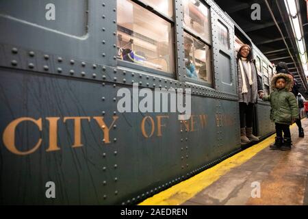 New York, USA. 8 Dez, 2019. Die Menschen nehmen eine Fahrt in einem Oldtimer u-bahn Auto während Urlaub Nostalgie Fahrgeschäfte in der New Yorker U-Bahn, den Vereinigten Staaten, 8. Dezember, 2019. Jeden Sonntag zwischen Thanksgiving und Neues Jahr, Vintage 1930 s R 1-9 Waggons regelmäßig in New York City U-Bahn Service auf bestimmten Strecken während der jährlichen Urlaub Nostalgie Fahrgeschäfte platziert werden würde, wobei die Passagiere zurück in alte Zeiten. Credit: Wang Ying/Xinhua/Alamy leben Nachrichten Stockfoto