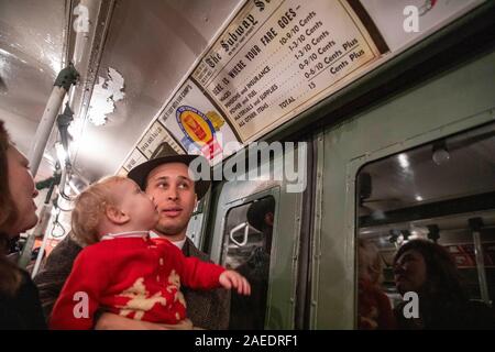 New York, USA. 8 Dez, 2019. Die Menschen nehmen eine Fahrt in einem Oldtimer u-bahn Auto während Urlaub Nostalgie Fahrgeschäfte in der New Yorker U-Bahn, den Vereinigten Staaten, 8. Dezember, 2019. Jeden Sonntag zwischen Thanksgiving und Neues Jahr, Vintage 1930 s R 1-9 Waggons regelmäßig in New York City U-Bahn Service auf bestimmten Strecken während der jährlichen Urlaub Nostalgie Fahrgeschäfte platziert werden würde, wobei die Passagiere zurück in alte Zeiten. Credit: Wang Ying/Xinhua/Alamy leben Nachrichten Stockfoto