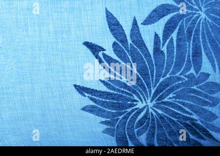 Blaue Farbe Inschrift 2020. Textile Oberfläche in Trendfarbe des Jahres. Stockfoto