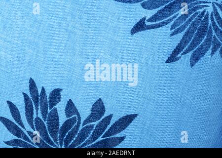 Blaue Farbe Inschrift 2020. Textile Oberfläche in Trendfarbe des Jahres. Stockfoto