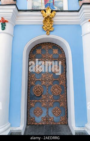 Alte Tür an Rekonstruierten St. Michael's Golden-Domed Kloster in Kiew, Ukraine. Stockfoto