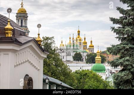 Goldenen Kuppeln in Kiew Pechersk Lavra Kloster Schuß bei Sonnenuntergang in Kiew, Ukraine. Stockfoto