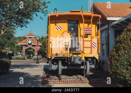 WINTER GARDEN, Florida: 29. Mai 2019 - Historische Eisenbahn Auto vor dem Clock Tower und neben dem Heritage Museum in der Innenstadt liegt. Stockfoto