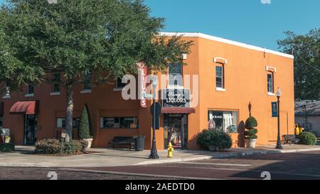 WINTER GARDEN, Florida: 29. Mai 2019 - Tonys Liköre, einem hellen orange Liquor Store Gebäude an der Ecke Main und Pflanze Straße in der Innenstadt. Stockfoto