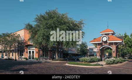 WINTER GARDEN, Florida: 29. Mai 2019 - Historische brick Clock Tower an der Kreuzung der Pflanze und Main Street in der Innenstadt von Wintergarten. Stockfoto