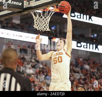 Fort Worth, Texas, USA. 8 Dez, 2019. Texas Longhorns Zentrum wird Baker (50) geht der Ball beim Basketball ist ein NCAA Men Spiel zwischen Texas und der Texas A&M in der Dickie-Arena in Fort Worth, Texas, am Dez. 8, 2019 einzutauchen. Texas gewann, 60-50. Credit: Scott Coleman/ZUMA Draht/Alamy leben Nachrichten Stockfoto