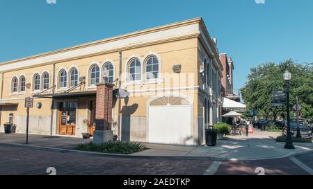 WINTER GARDEN, Florida: 29. Mai 2019 - Öffentlicher Parkplatz Schild auf ein altes gelbes Backsteingebäude in der malerischen kleinen Stadt Wintergarten. Stockfoto