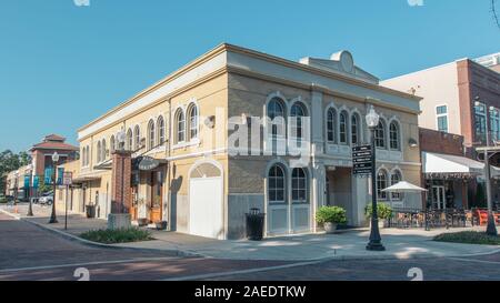 WINTER GARDEN, Florida: 29. Mai 2019 - Eine ältere yellow brick Gebäude, das ein Immobilienunternehmen in der kleinen historischen Stadt Wintergarten. Stockfoto