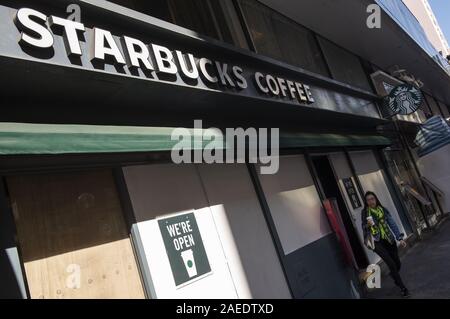 Hongkong, China. 29 Nov, 2019. Amerikanischen multinationalen Kette Starbucks Coffee Store in Hongkong gesehen. Credit: Budrul Chukrut/SOPA Images/ZUMA Draht/Alamy leben Nachrichten Stockfoto