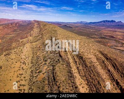 Glen Helen Gorge und die Umgebung von Glen Helen Lodge von einer Antenne Perspektive berücksichtigt. Northern Territory, Australien Stockfoto