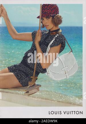 Plakat für die Louis Vuitton Handtasche in einem Papiermagazin aus dem Jahr 2012, Werbung, kreative LV Louis Vuitton Anzeige aus den 2010er Jahren Stockfoto