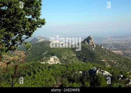 Blick von der mittelalterlichen Burgruine Kantara / Osten über das Pentadaktylos-Gebirge in sterben Karpaz-Halbinsel, Türkische Republik Nordzypern Stockfoto