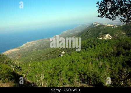 Blick von der mittelalterlichen Burgruine Kantara / Osten über das Pentadaktylos-Gebirge in sterben Karpaz-Halbinsel, Türkische Republik Nordzypern Stockfoto