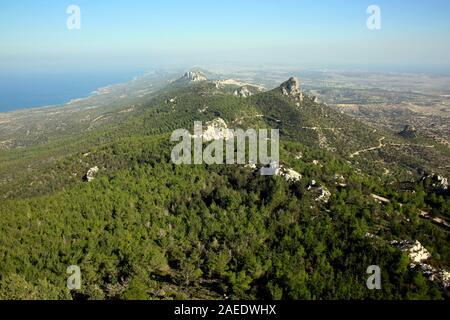 Blick von der mittelalterlichen Burgruine Kantara / Osten über das Pentadaktylos-Gebirge in sterben Karpaz-Halbinsel, Türkische Republik Nordzypern Stockfoto