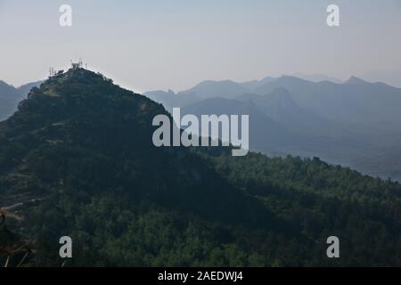 Blick von der mittelalterlichen Burgruine Kantara nach Westen über das pentadaktylos-gebirge, Türkische Republik Nordzypern Stockfoto