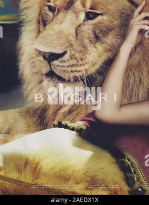 Plakat werbung BVLGARI Fashion House mit Kirsten Dunst in Papier Magazin von 2012 Jahr, Werbung, kreative Bulgari Werbung ab 2010 s Stockfoto