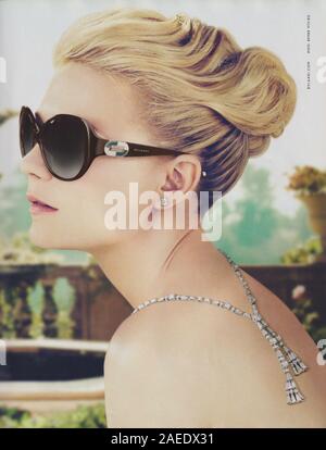 Plakat werbung BVLGARI Fashion House mit Kirsten Dunst in Papier Magazin von 2012 Jahr, Werbung, kreative Bulgari Werbung ab 2010 s Stockfoto
