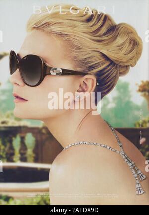 Plakat werbung BVLGARI Fashion House mit Kirsten Dunst in Papier Magazin von 2012 Jahr, Werbung, kreative Bulgari Werbung ab 2010 s Stockfoto