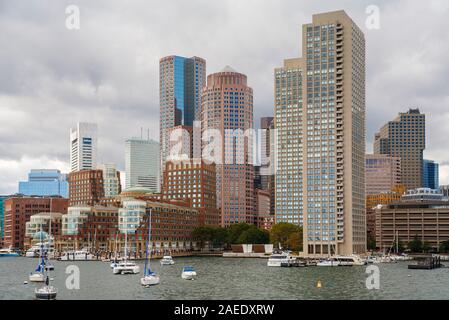 Blick auf die Skyline von Ikonischen moderne Finanzviertel Wolkenkratzer und Liegeplätzen, North End- und Hafenviertel, Boston, Massachusetts, New England, USA Stockfoto