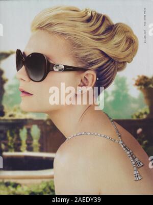 Plakat werbung BVLGARI Fashion House mit Kirsten Dunst in Papier Magazin von 2012 Jahr, Werbung, kreative Bulgari Werbung ab 2010 s Stockfoto