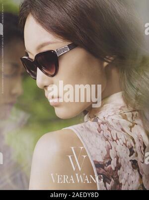 Plakat Werbung Vera Wang Modehaus in Papiermagazin von 2012 Jahr, Anzeige, kreative Vera Wang 2010s Anzeige Stockfoto