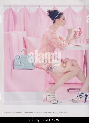 Plakat für die Louis Vuitton Handtasche in einem Papiermagazin aus dem Jahr 2012, Werbung, kreative LV Louis Vuitton Anzeige aus den 2010er Jahren Stockfoto