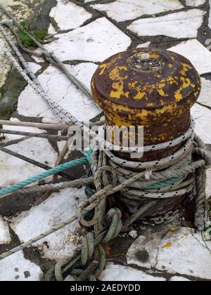 Rostiges Metall dauerhafte Verankerung in Korfu Stadt, Kerkyra, Griechenland Stockfoto