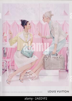 Plakat für die Louis Vuitton Handtasche in einem Papiermagazin aus dem Jahr 2012, Werbung, kreative LV Louis Vuitton Anzeige aus den 2010er Jahren Stockfoto