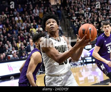 Dec 8, 2019; West Lafayette, IN, USA; Purdue Kesselschmiede guard Nojel Östlichen (20) Laufwerke mit dem Einkaufswagen durch die Verteidigung während der zweiten Hälfte der NCAA Basketball Aktion zwischen dem nordwestlichen Wildkatzen und der Purdue Kesselschmiede an Mackey Arena in West Lafayette, IN Purdue besiegt Nordwestlichen 58-44. Sandra Herzöge/CSM Stockfoto