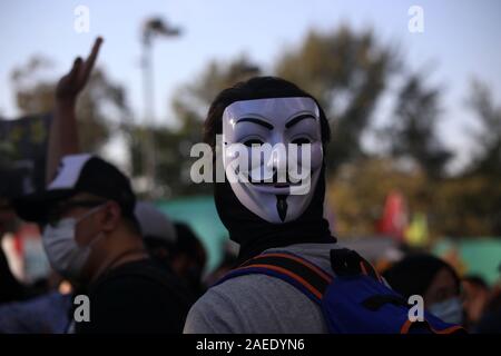 Ein demonstrant gesehen werden kann das Tragen eines V für Vendetta Maske, als er in einer Rallye, die im sechsten Monat der Proteste in Hongkong Marken beteiligt ist. Stockfoto