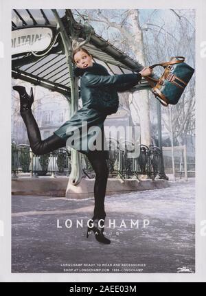 Plakat werbung Longchamp Fashion House mit Coco Rocha in Papier Magazin von 2012 Jahr, Werbung, kreative Longchamp Anzeige von 2010 s Stockfoto