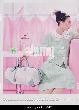 Plakat für die Louis Vuitton Handtasche in einem Papiermagazin aus dem Jahr 2012, Werbung, kreative LV Louis Vuitton Anzeige aus den 2010er Jahren Stockfoto