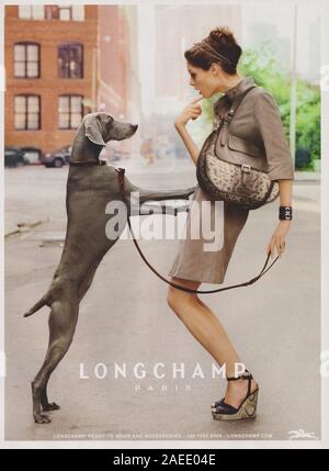 Plakat werbung Longchamp Fashion House mit Coco Rocha in Papier Magazin von 2012 Jahr, Werbung, kreative Longchamp Anzeige von 2010 s Stockfoto